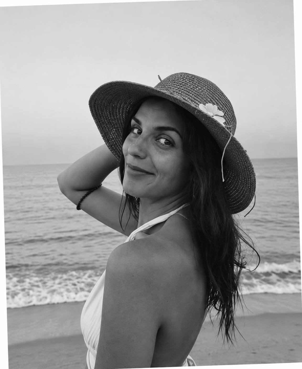 Marina, la artista de Oceanic Moon, en la playa